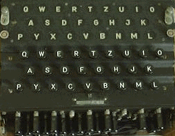 Die Tastatur einer Enigma. Beim Betätigen einer Taste, leuchtet der codierte Buchstabe auf.