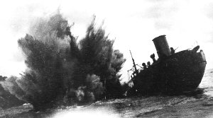 Ein von einem Torpedo getroffenes Schiff